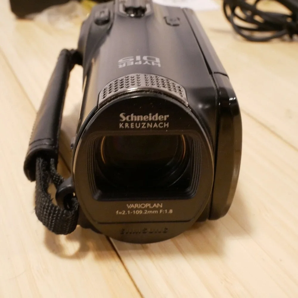 Samsung SMX-F54 Camcorder - 16GB Internal Memory (can also use SD cards) bundle
